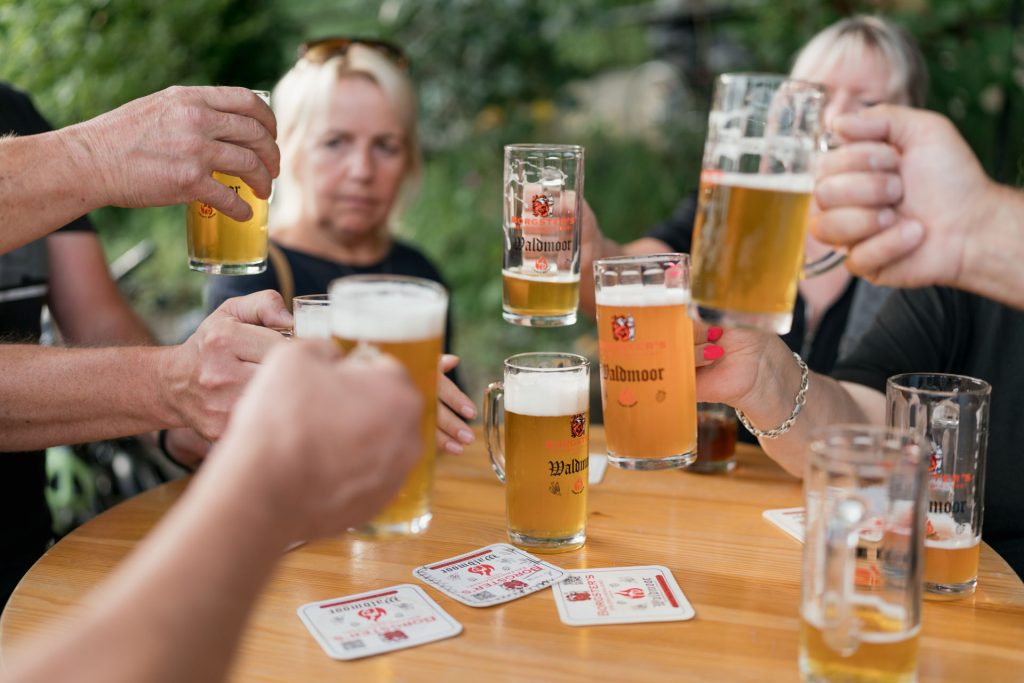 Gäste stoßen mit Bier in der Borgster’s Erlebnisbrauerei Lohmar an